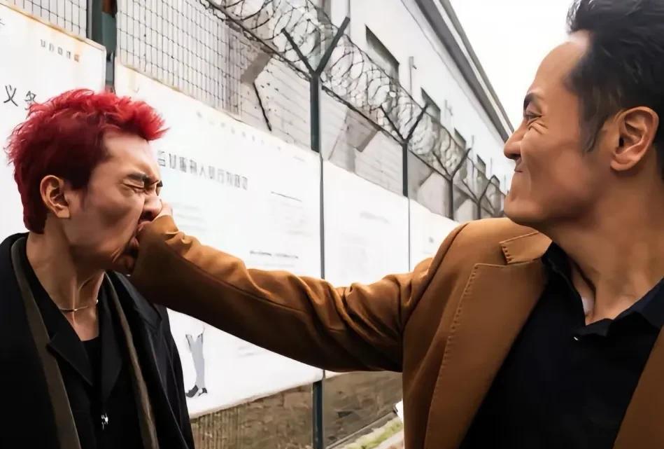 《以法之名》完了，万宏被人跟踪了，万潮死定了。这个从小到大没有吃过亏的少爷，还