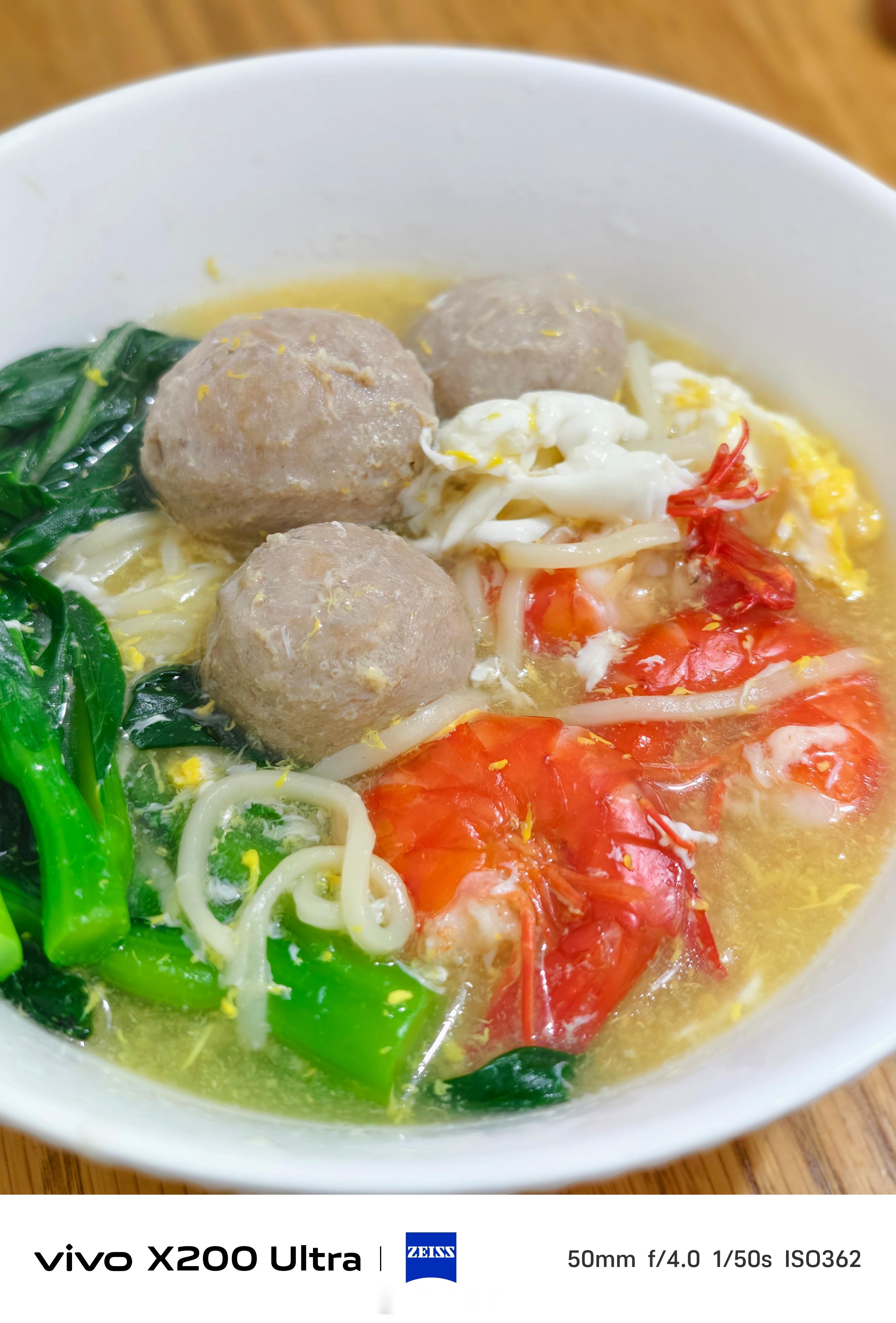 自己动手煮面，加点虾，牛肉丸，鸡蛋和青菜比外面好吃健康100倍