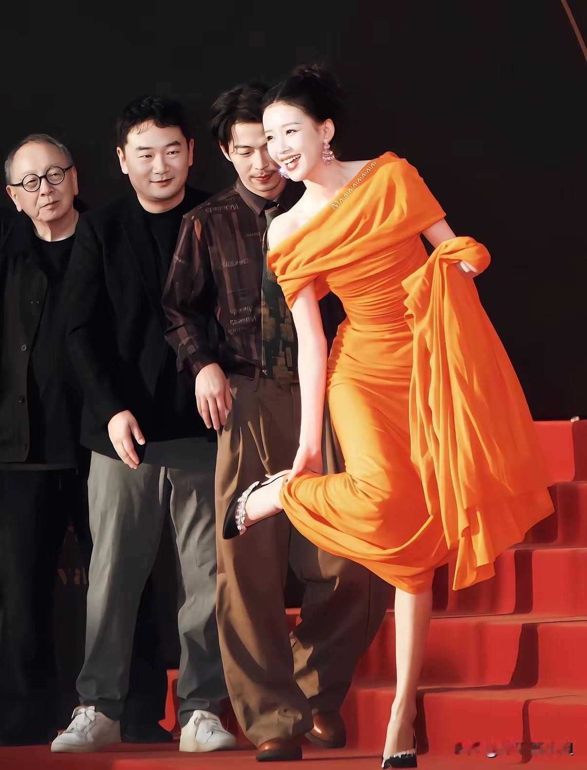 不怪后面的大叔看得那么入迷，确实美若天仙！