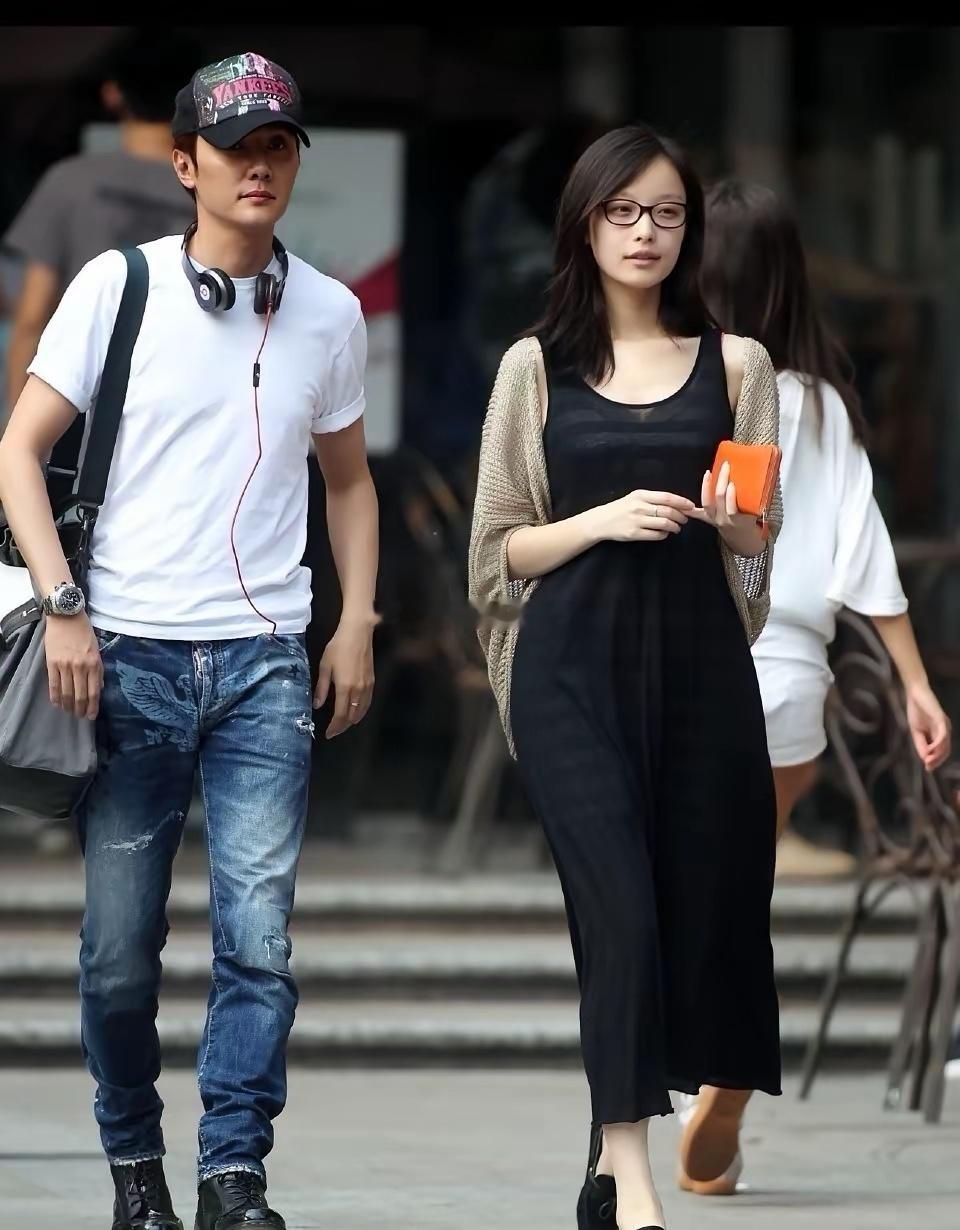 这哥一直都吃的真好，历任都是大美女！​​​