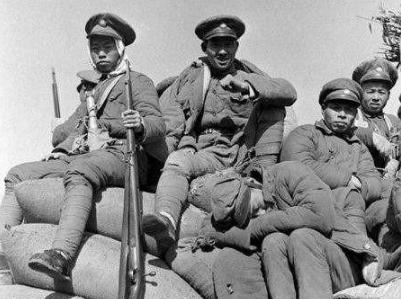 1936年，陈毅被叛徒诱骗下山。途中，陈毅口干舌燥，于是到一农妇家讨口水