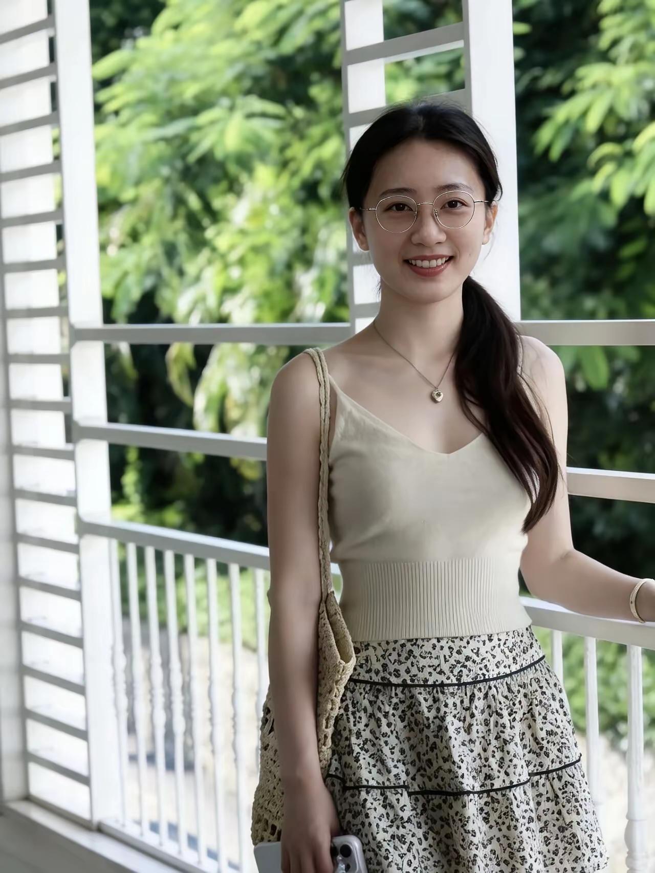 今年春天最想实现的心愿，就是把日子过成这样的松弛感✨奶白吊带搭碎花半裙，背