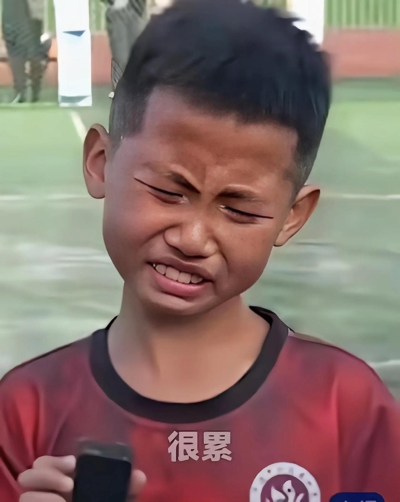 我又要进攻，又要防守，真的好累，张重那个采访，真把人看破防了看了足球小将张重的