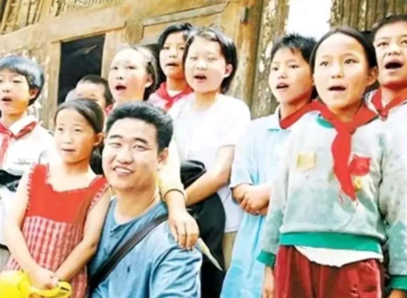 2005年，歌手丛飞身患癌症，停止资助了183名贫困儿童。家长打电话来质问:“孩