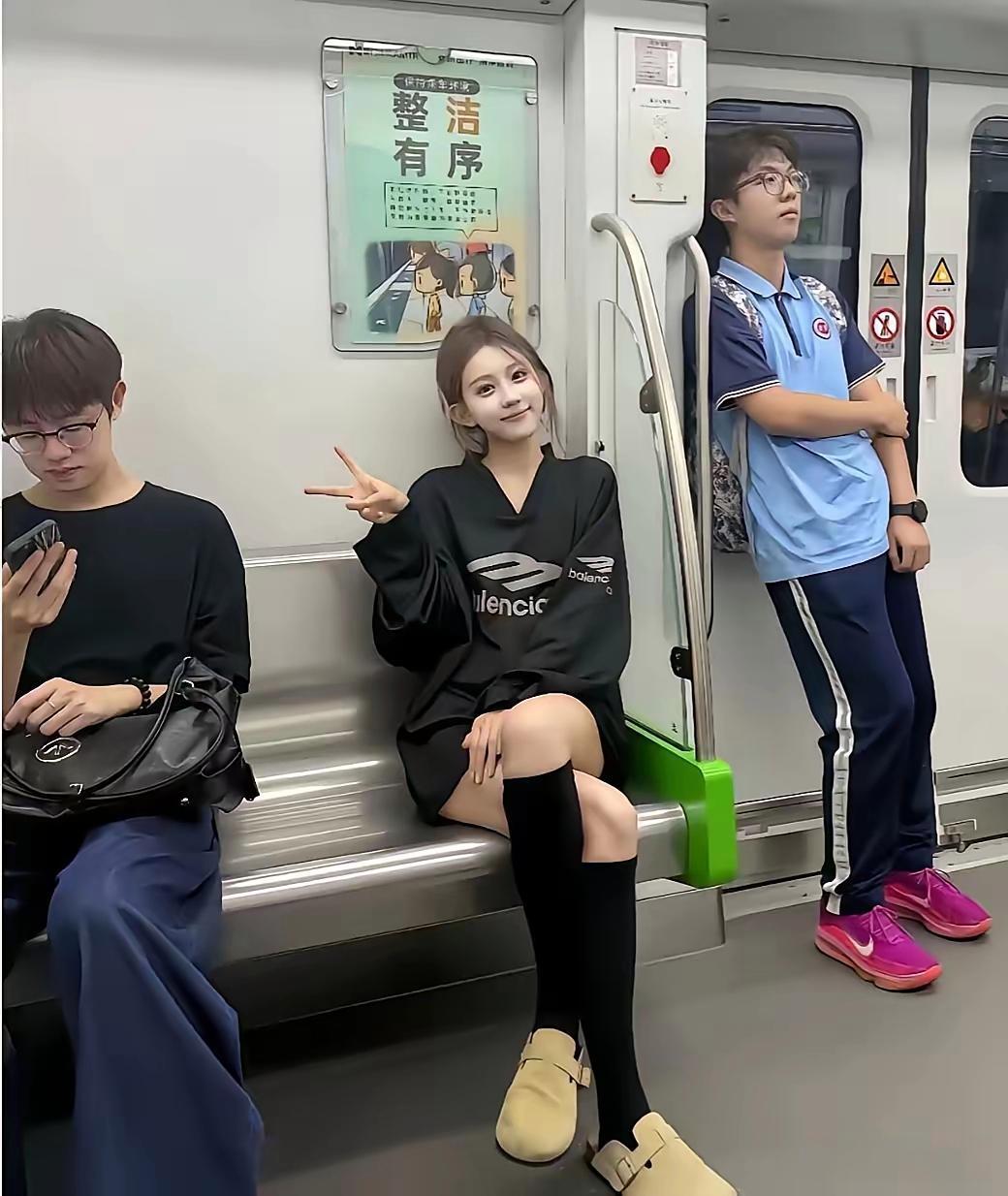 闺蜜给拍的照片很满意，就是旁边这两个人太碍眼了吧[捂脸哭]