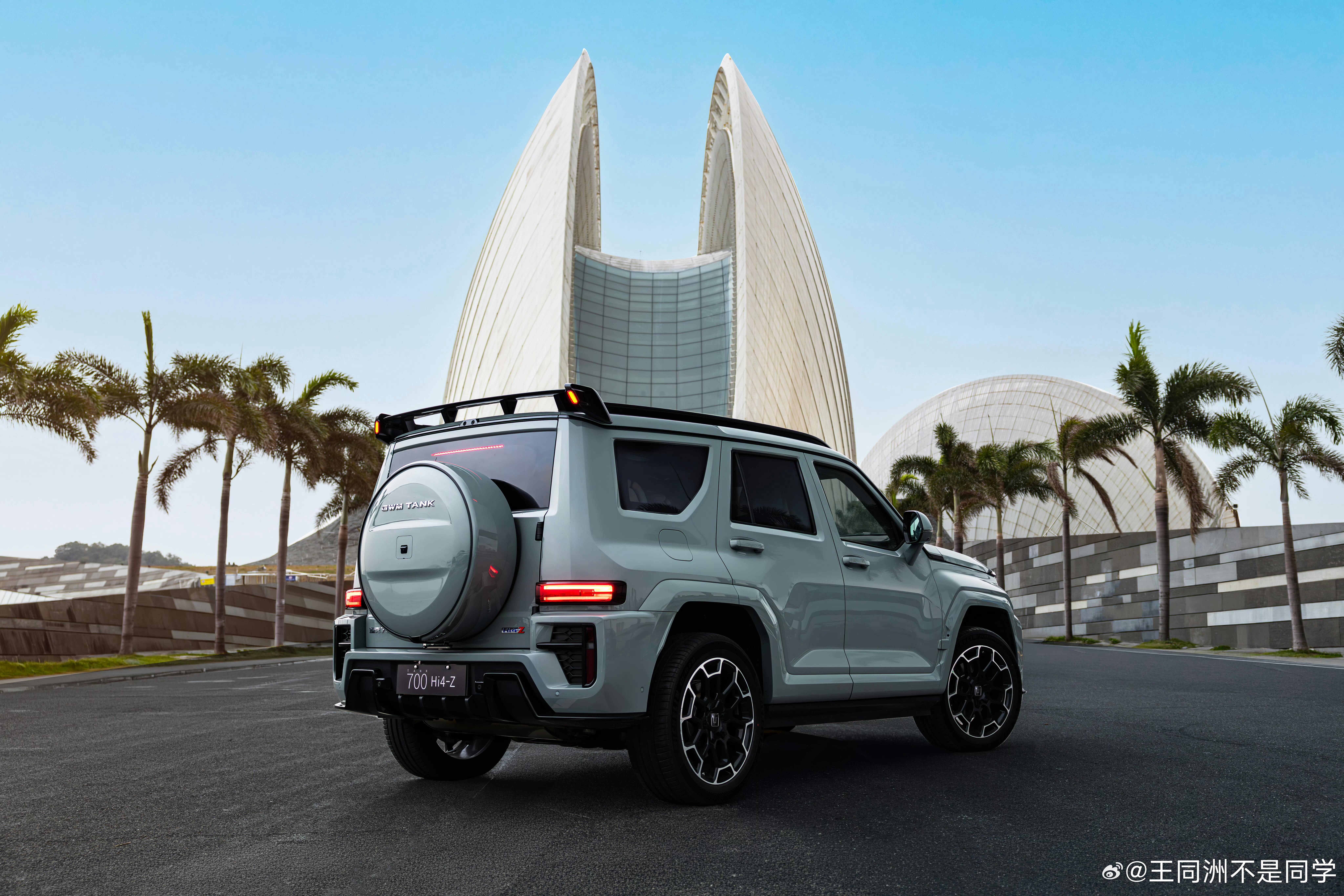 全新坦克700这个灰色真好看！是旗舰豪华车的那种儒雅气质配白内饰，很高档，符合麒