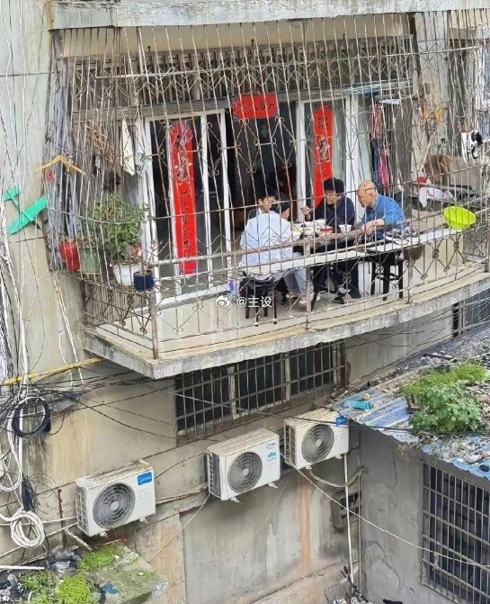 阳台上看到的场‎⁠面‎‎，真是让人‎目瞪口﻿呆！
