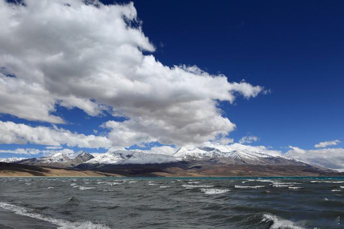 西藏旅游拉昂措！这片被称为“鬼湖”的湖泊，神秘而迷人。湛蓝湖水在阳光下闪耀，