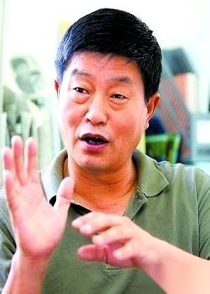 刚看到消息，杨大爷辞了。记者闻着味儿跑去堵他的时候，他正在办公室里，一个人，默