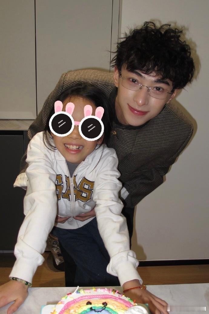 恩利和庾澄庆合照和米粒合照，还发表了24岁生日感言，感觉恩利被爱包围着，向内扎根