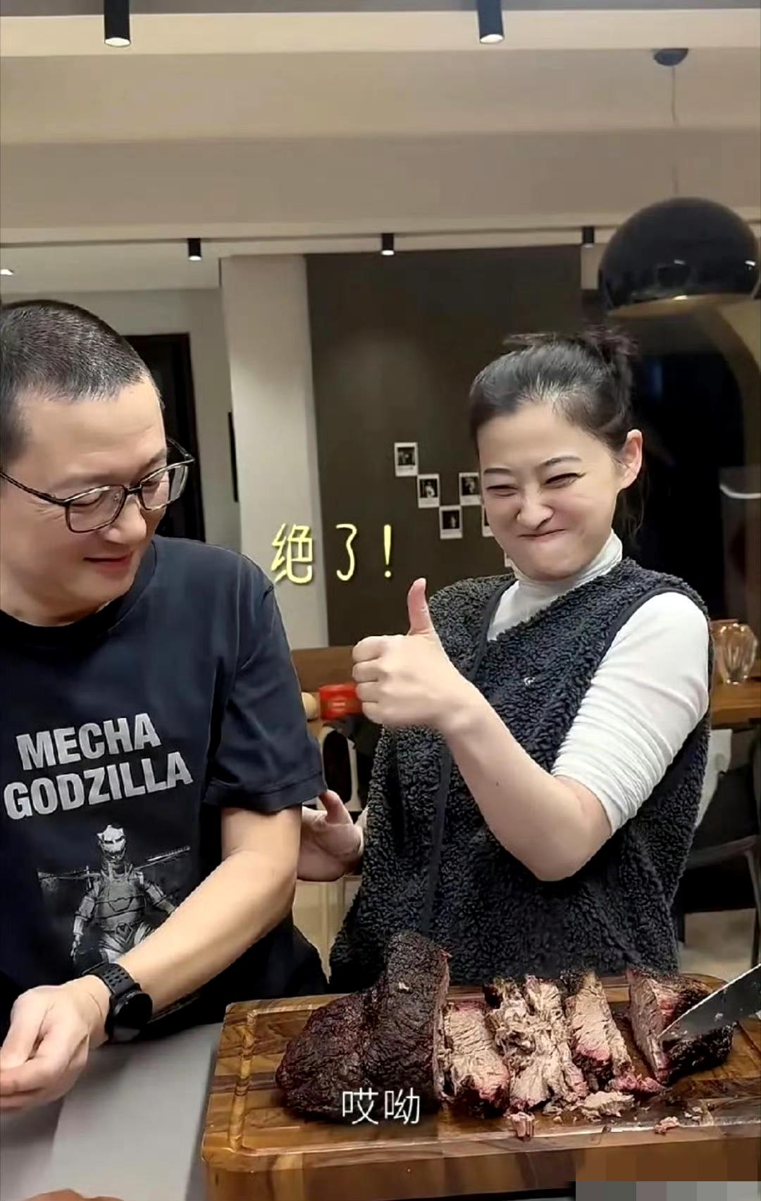 梅婷马年春节家宴太热闹！50岁状态惊艳，老公曾剑投喂甜度拉满马年春节，演员