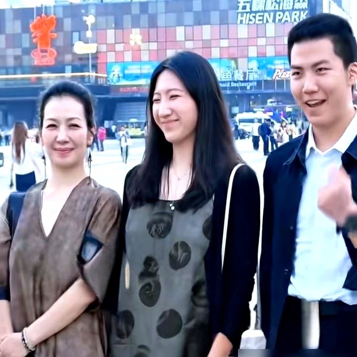 胡军18岁的儿子剃了个板寸，把进娱乐圈的路彻底堵死了。珠海航展上，这小子盯着歼35A挪不开眼。身高1