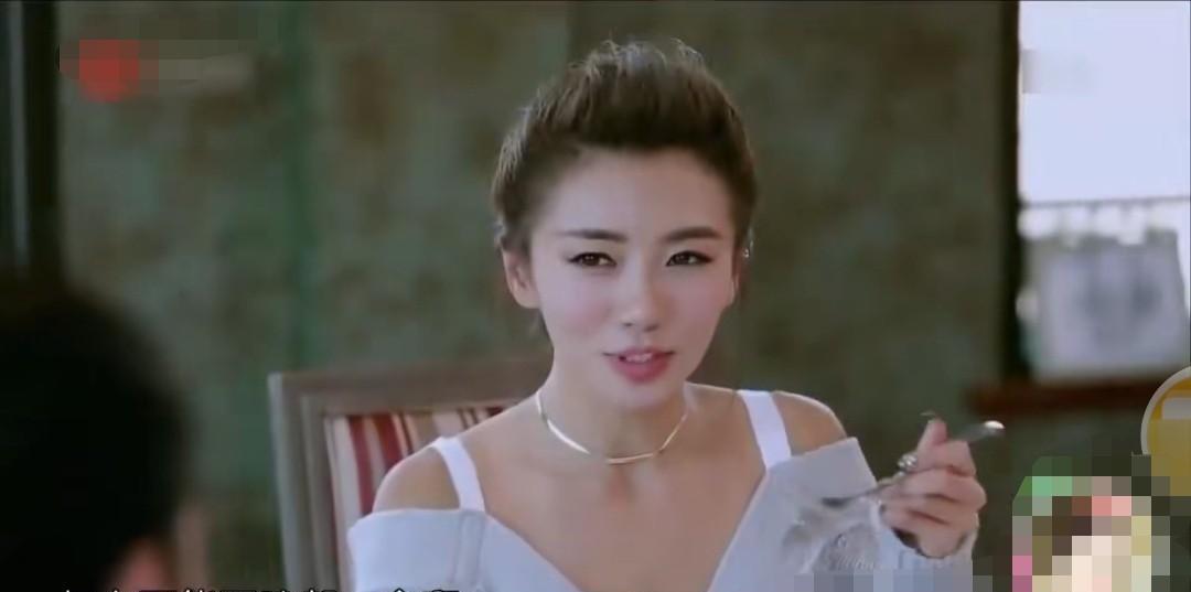 程晓玥说：“郑恺是白羊座，做事风风火火的，脾气还是蛮大的。”“我和他有时会吵架