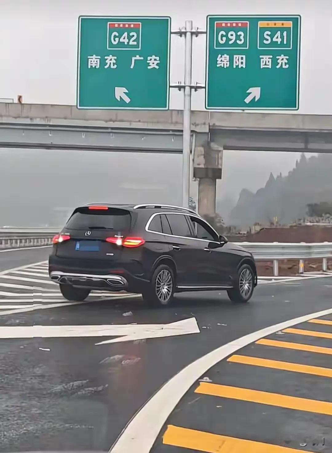 元旦前一天一辆任性奔驰高速匝道上倒车，被市民举报，交警秒回复“立即安排处理”！2