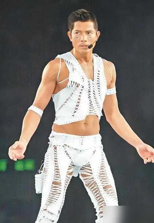 4部戏血亏6个亿，60岁郭富城摔断肋骨也没用。电影叫《内幕》，郭富城拼到肋