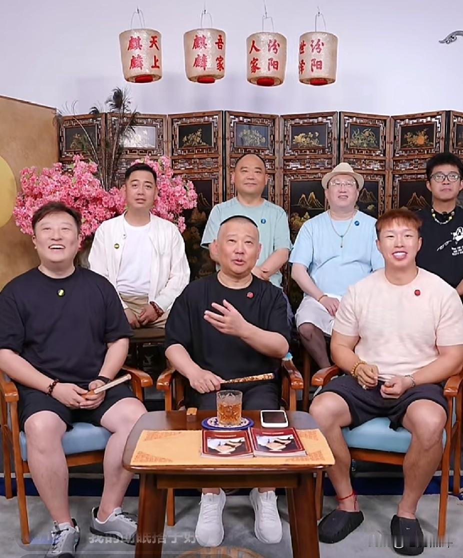 那些叫嚣让郭德纲和德云社滚出上海的人要失望了！郭德纲昨天带着出国巡演的多位徒