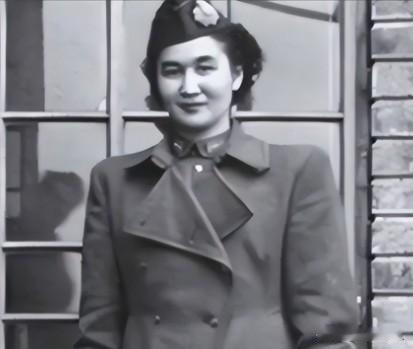 1940年，地下党康乃尔正在茶楼玩牌，一军统美女突然拍了拍他的肩膀，使了个眼色说