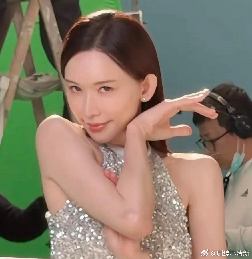 林志玲回台湾拍广告，51岁了还嘟嘴扮可爱，瘦的肩膀都是骨头，手臂皮肤松弛了，衣服