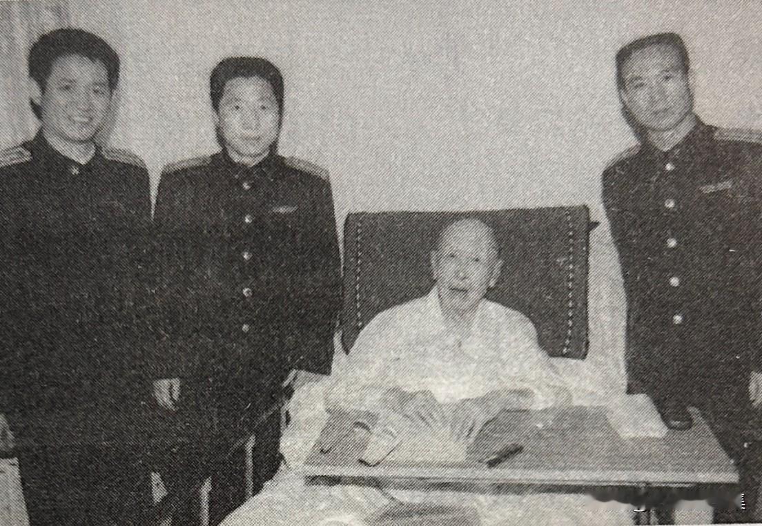 2006年1月10日上午，杨利伟、费俊龙、聂海胜三位航天员到来到钱学森院士家中探