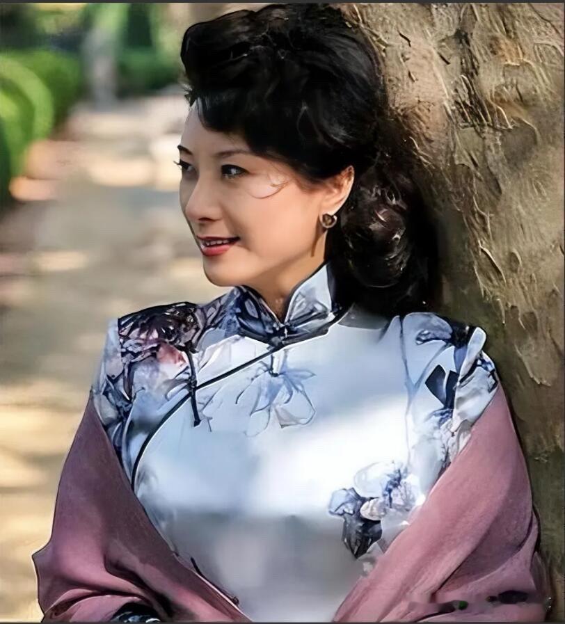她是娱乐圈里气质干干净净的一个女演员，出道几十年不炒作，但也没有大紫大红起来，很