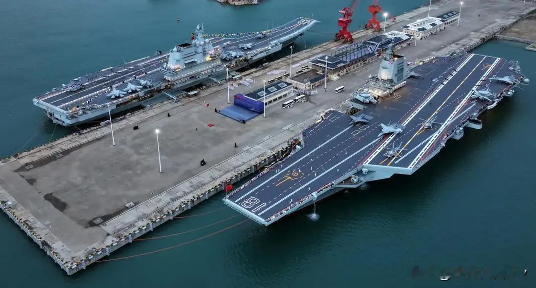2025年只剩最后一个月，中国海军这一年造了28艘新舰，总吨位35万吨。光航母就