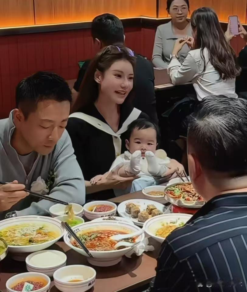 45岁汪小菲携妻子马筱梅现身北京怀柔餐馆吃饭！一家三口同框氛围感直接拉满，幸福都快要溢出屏幕！还没满