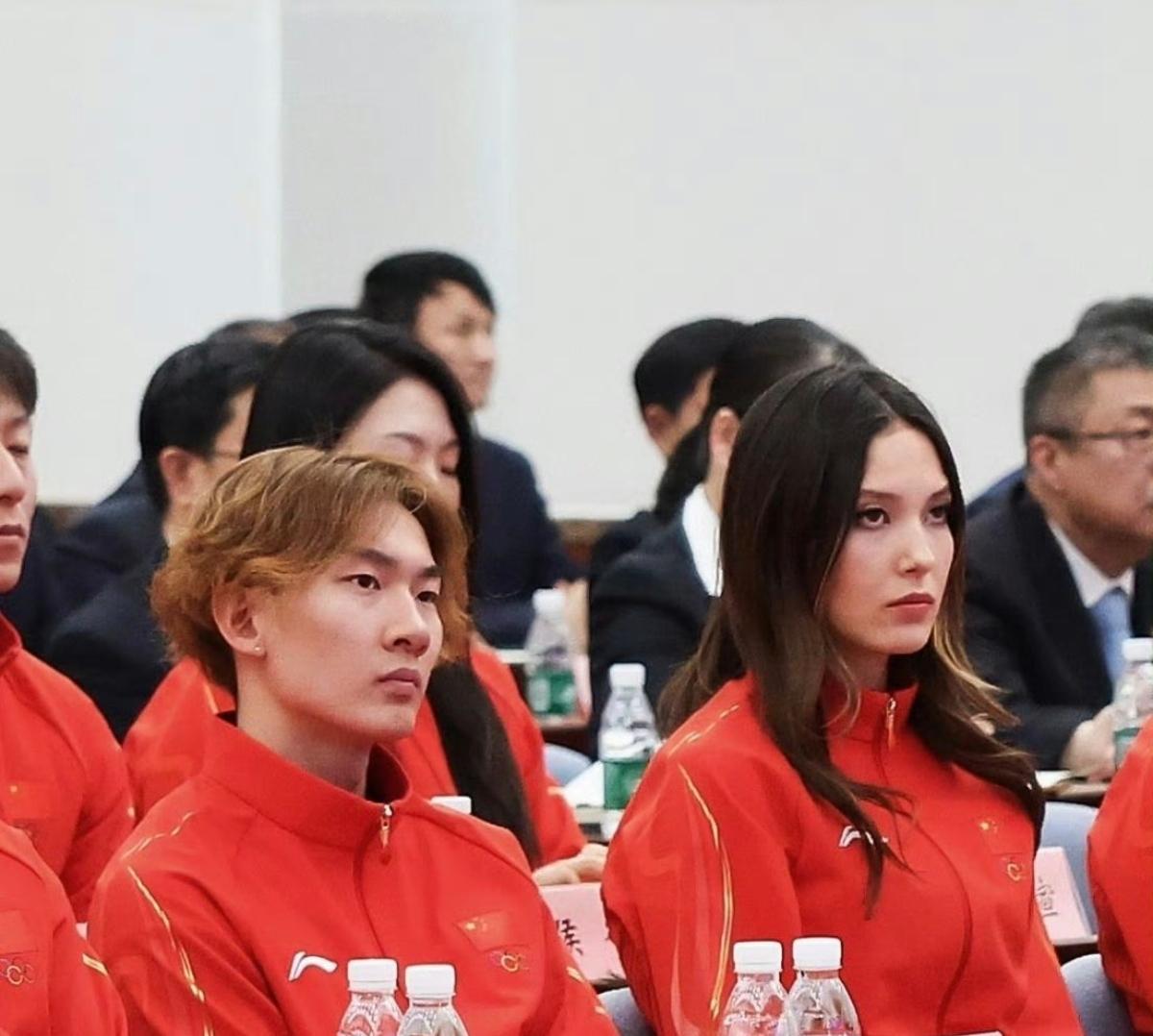 谷爱凌在米兰冬奥会上斩获1金2银后，留在米兰参加了时装周活动，随即回到国内。在北