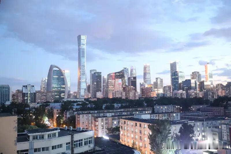 看到一个北京房东在那吐槽。他要把自己的一套刚需二手房卖出去，他在网上看到的是北