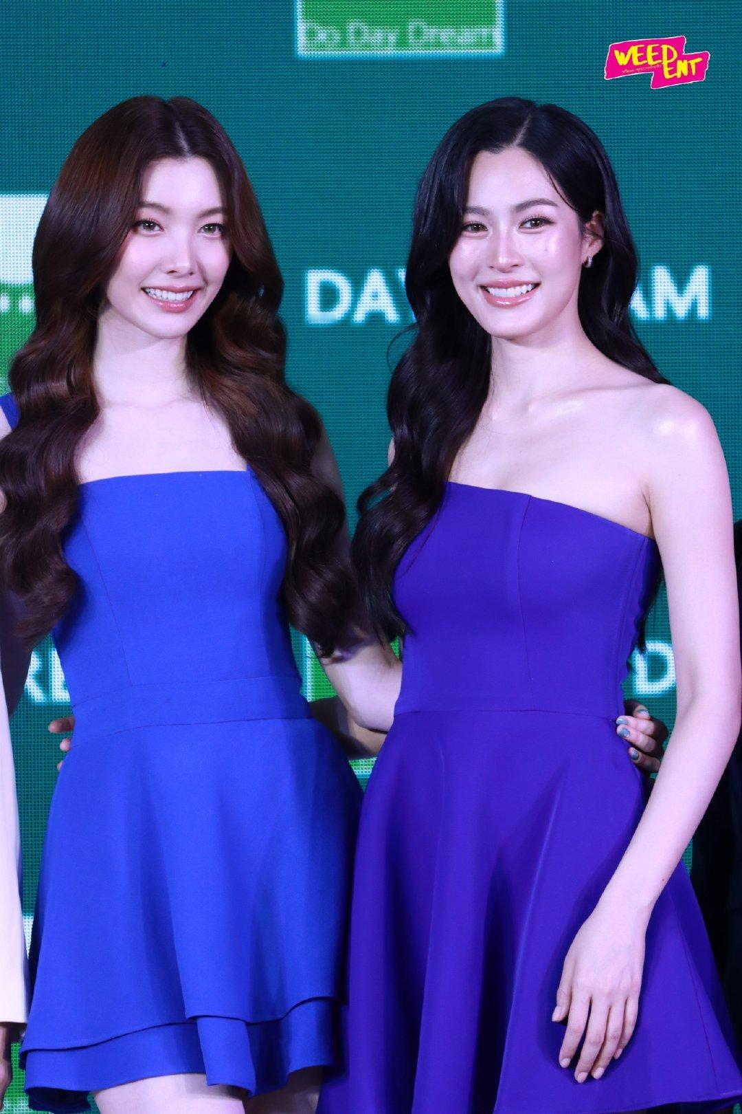 邝玲玲、OrmKornnaphat合体出席品牌活动，身穿蓝色系裙装，好一对明艳
