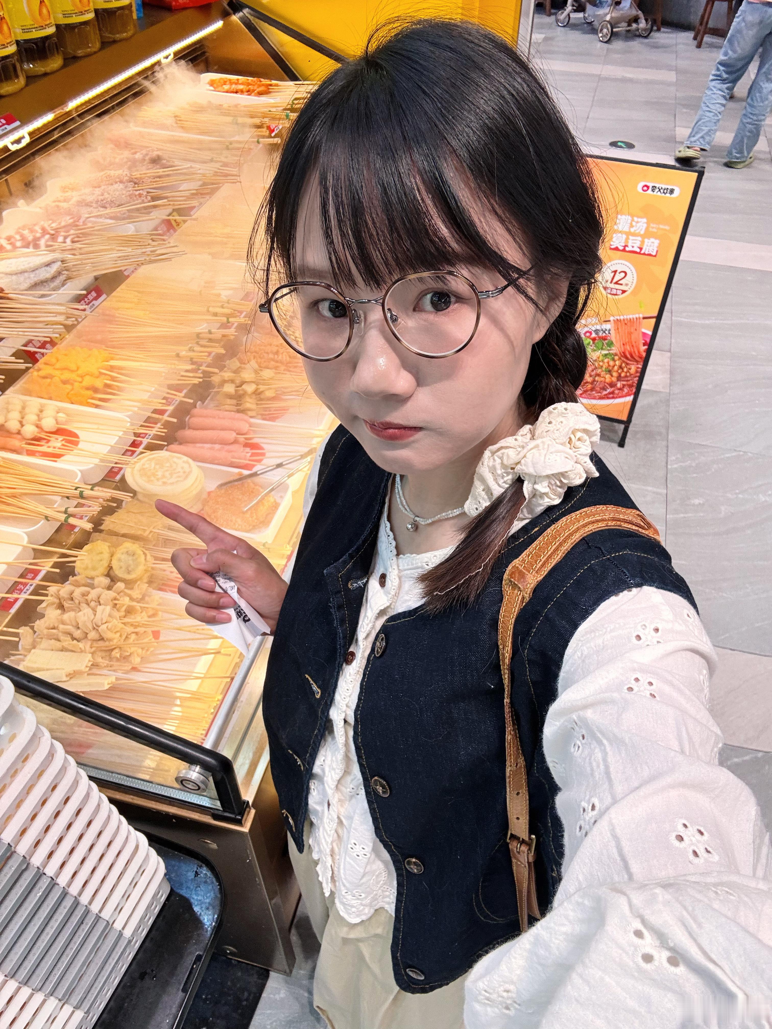 咋回事啊？我就随便路过一下，怎么炸串就到我手上了？那我能怎么办，当然不能浪费你们