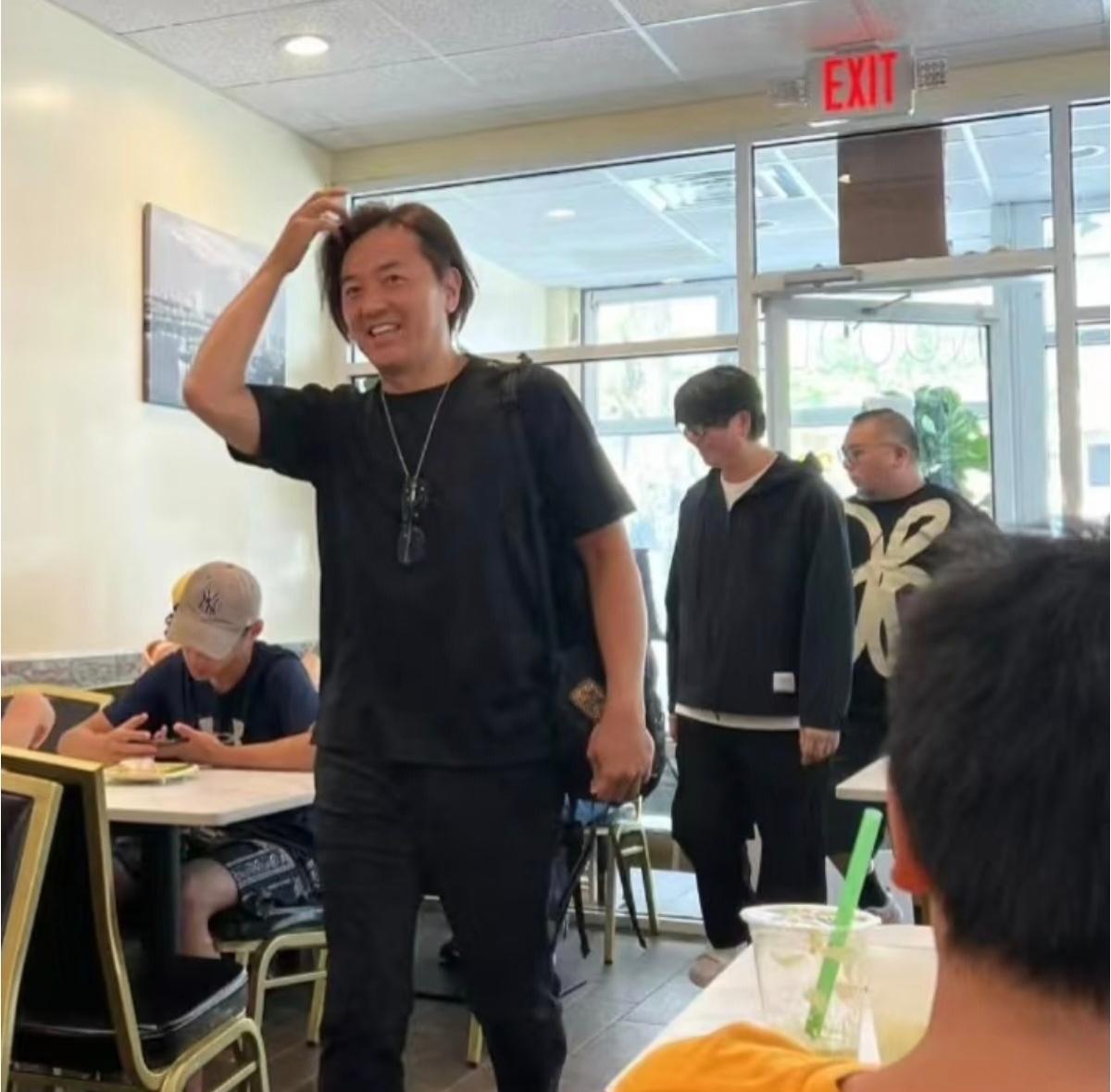 58岁郑伊健“浩南哥”滤镜破碎，油头肥脸，身材臃肿像中年油腻大叔！还记得当年帅