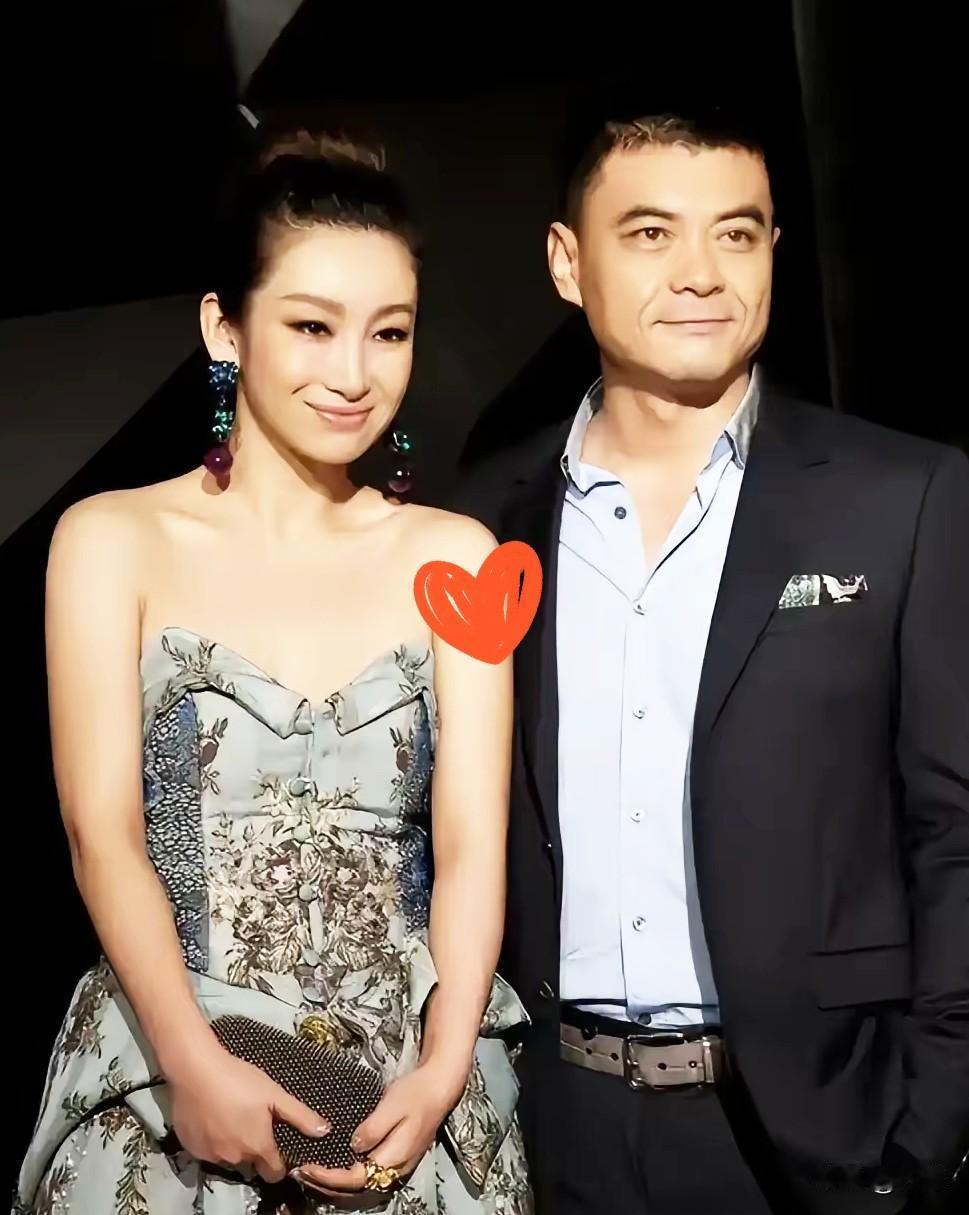 秦海璐曾说过这么件事：当年她花了不少心思把王新军追到手里，可婚后没多久，王新军
