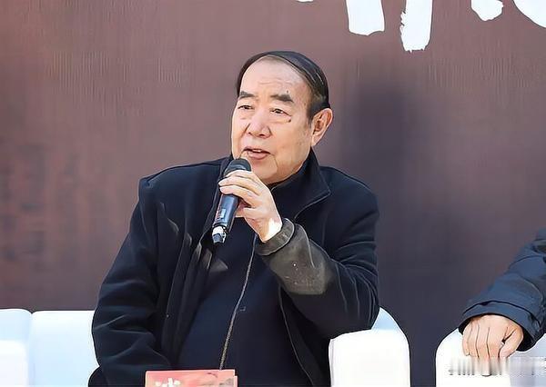贾平凹这一辈子混得真不错，从一个穿草鞋的庄稼汉熬到了正厅级干部，也把只考了200