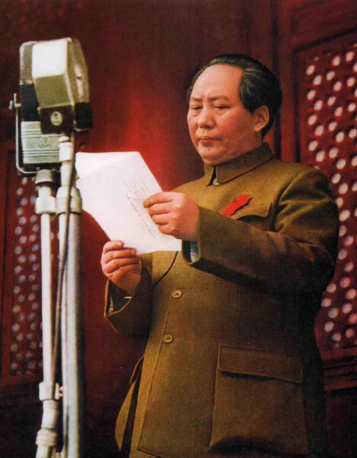 有人说中山装土气，因为是爷爷那辈人穿的。那汉服更是爷爷的爷爷穿的，你们怎么不觉得