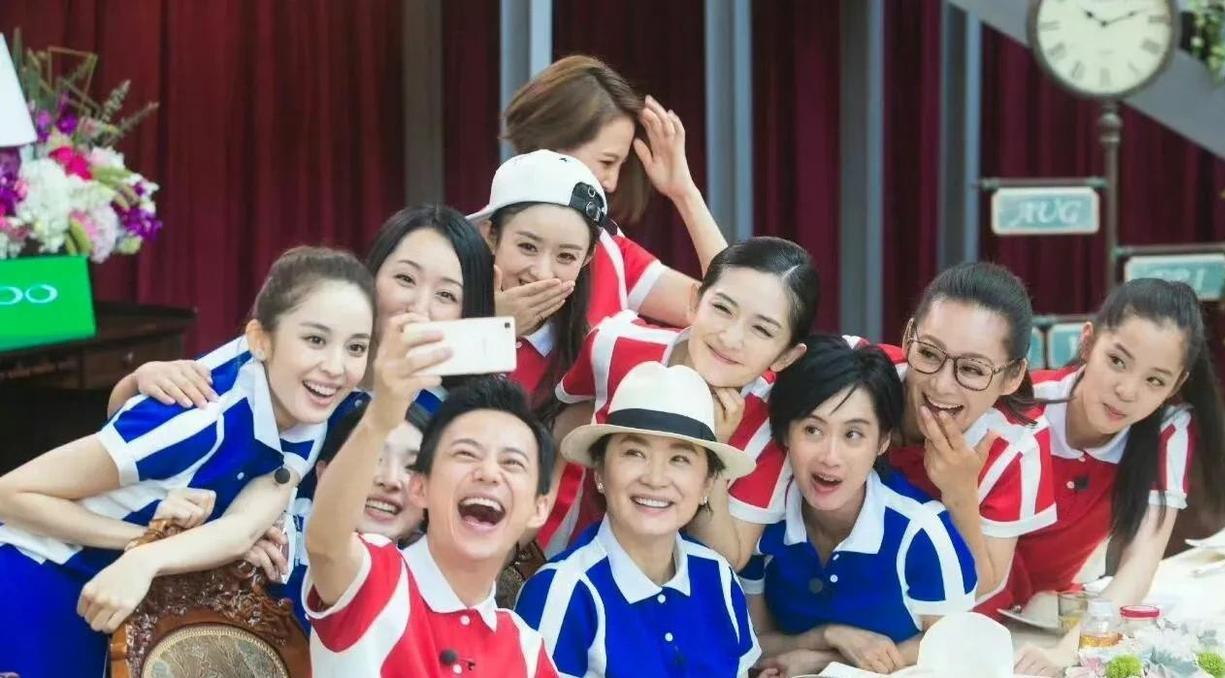 哇哦，这张照片真是靓女云集哟：一眼就认出了林青霞，朱茵，谢娜，杨玉莹，戴着眼镜