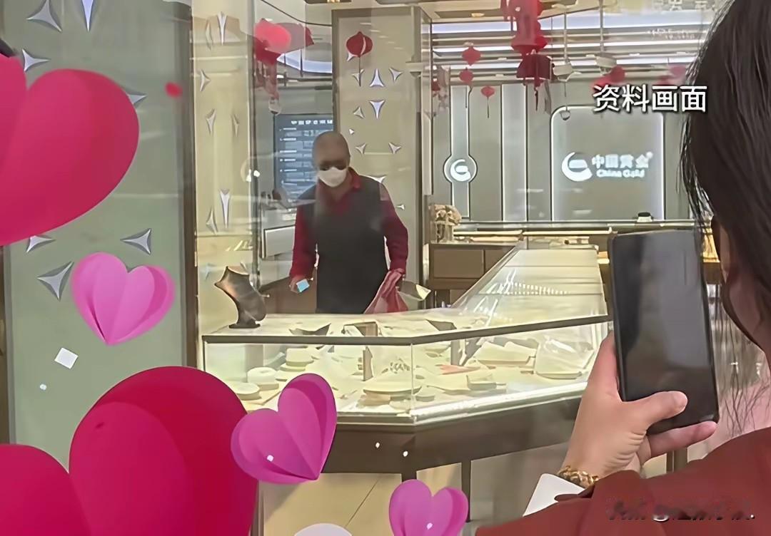 真是“疯了”！光天化日之下，上海闹市区一家金店里，一名光头男子戴着墨镜口罩，抡起