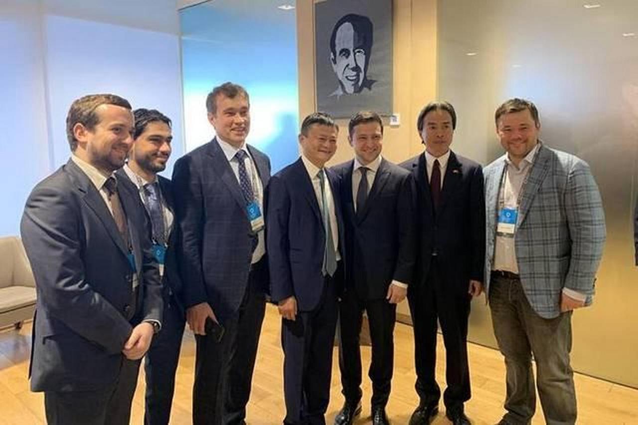 马云曾和泽连斯基见面并合影。两人都是西装革履，个头差不多，相见的气氛客气又热情