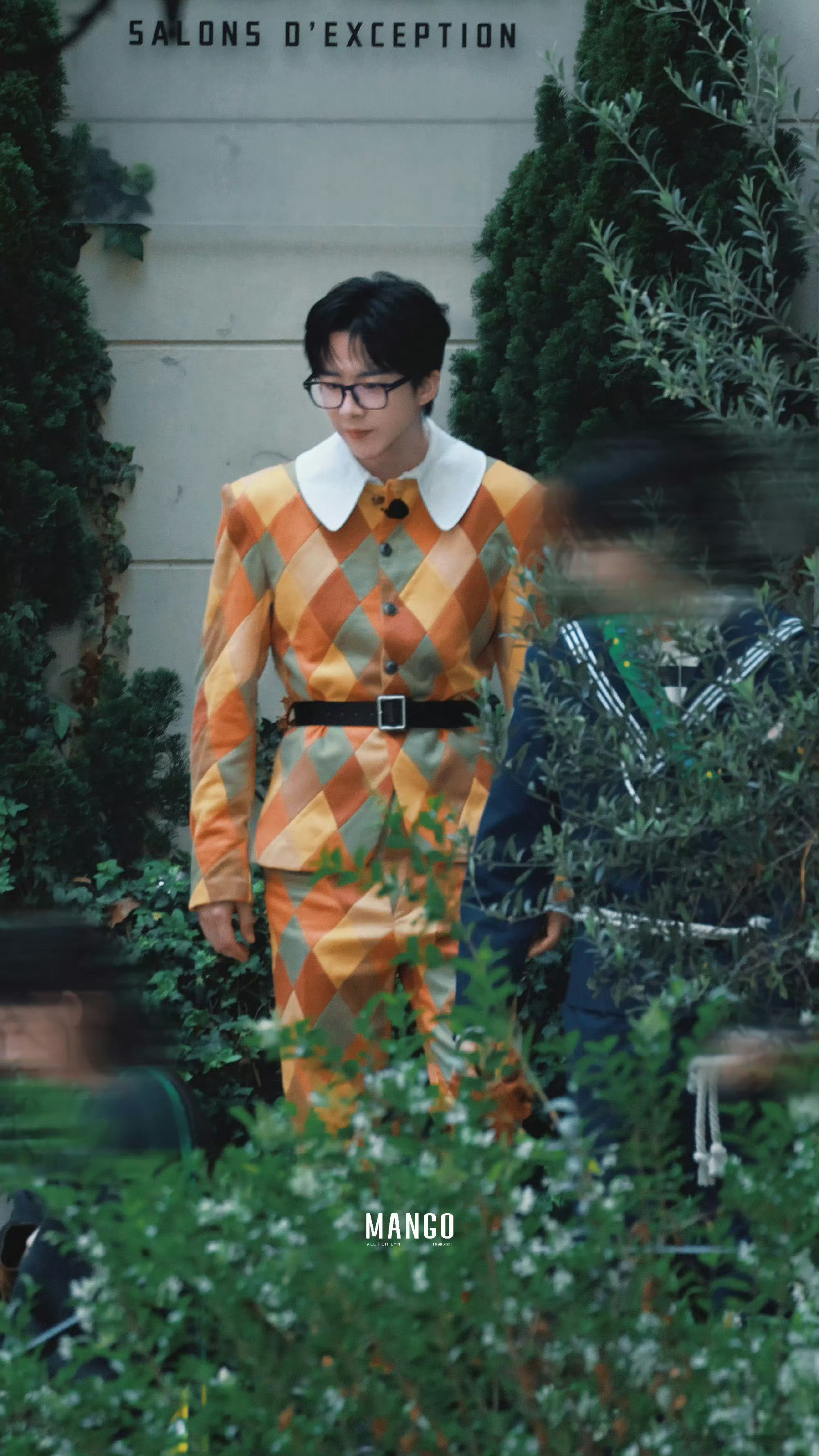 摩登兄弟刘宇宁与星辰相伴，前行之路如银河倾泻，光明璀璨，被暖阳相拥，所到之处如