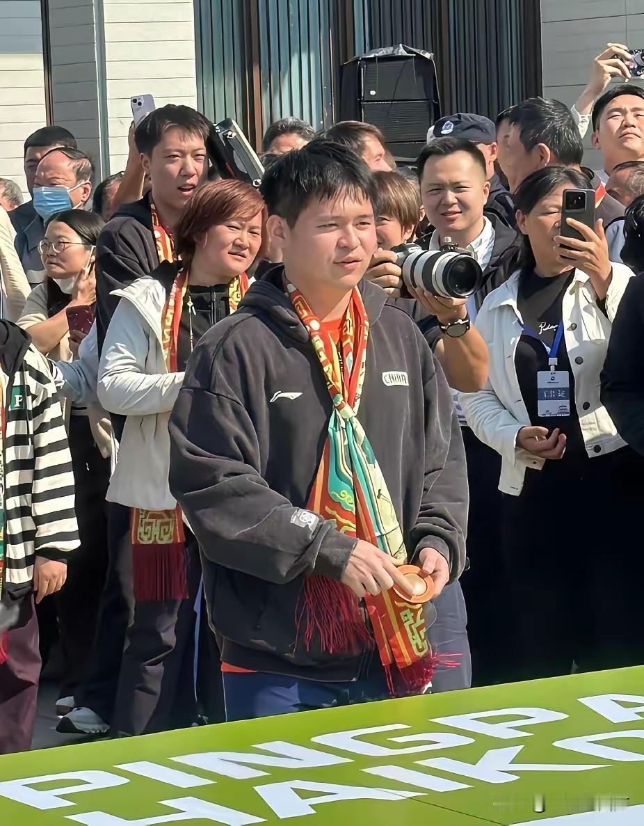 回到家乡海南参加亚洲杯比赛的林诗栋，作为海南省唯一的乒乓国手，不仅在宣传活动中以