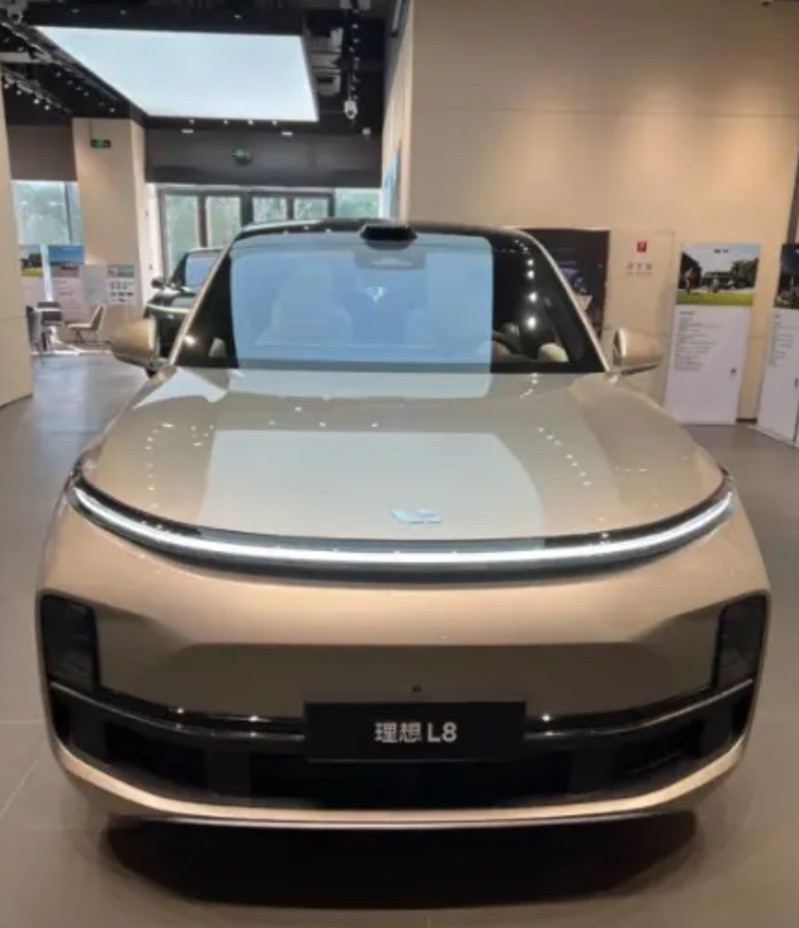 再三考虑，最终还是放弃了理想L8，买了yu7max，理想L8卖31.18万，小米