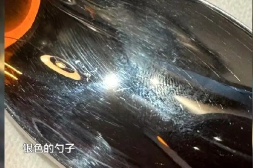 贵阳，一位顾客薛先生跟爱人前往一家新开的餐厅就餐，吃饭时发现勺子上有指纹，质疑卫
