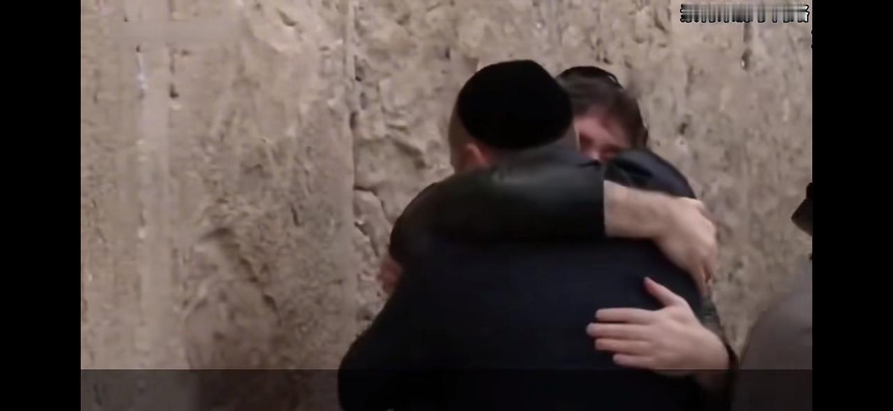 阿根廷的总统米莱在以色列的哭墙表现那么真诚，惊天地泣鬼神，眼泪夺眶而出。