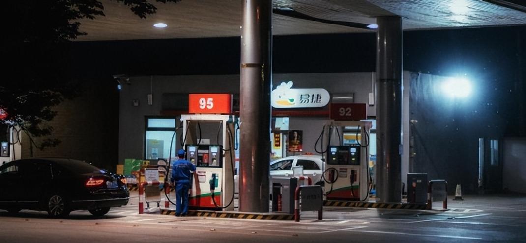 500元油费逃单要拘留？九江路虎男的‘小聪明’踩了法律红线500元油费逃单要