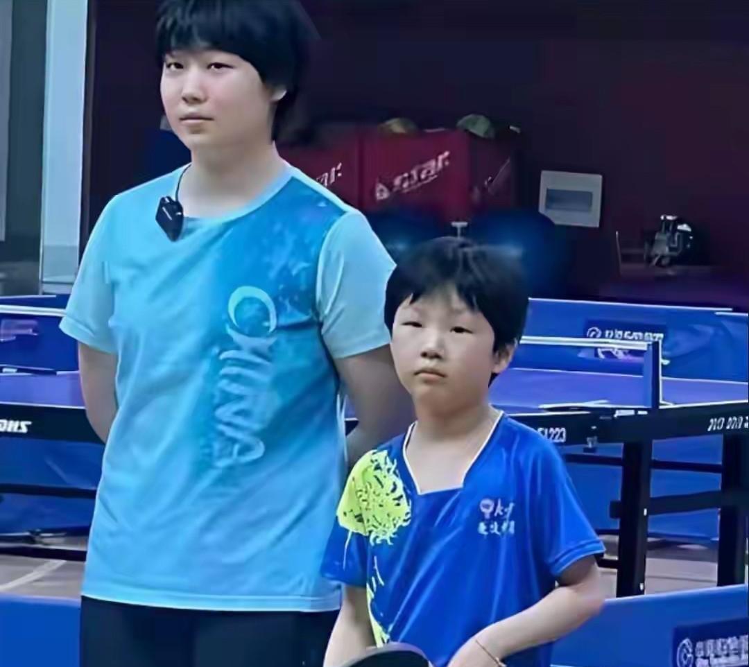 我严重怀疑，蒯曼妹妹的老师是孙颖莎粉丝！蒯曼妹妹蒯捷写作文，写的是:我姐姐