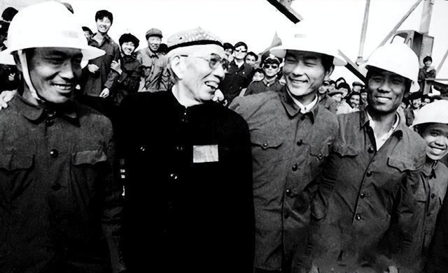 1954年，王震去福建视察时，不小心惹怒当地县长，县长：你好大胆。1954年，王