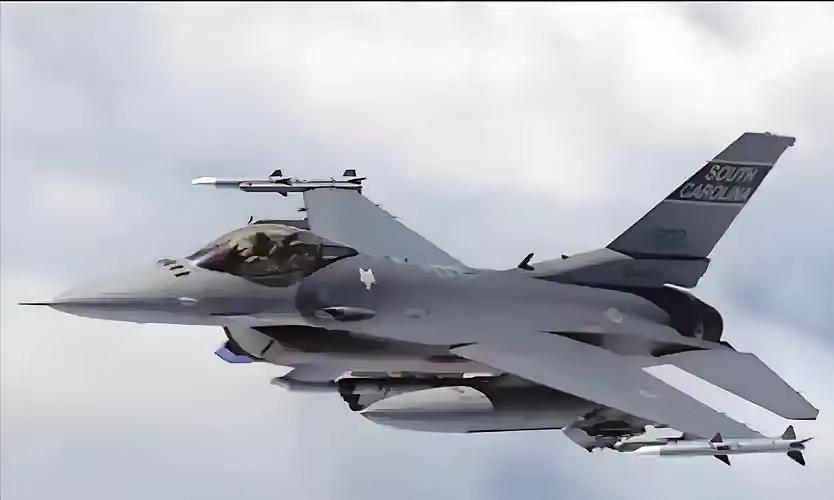 太丢人！台军F-16V坠海16天，只找着个信号，2500米深海只能跪求外人