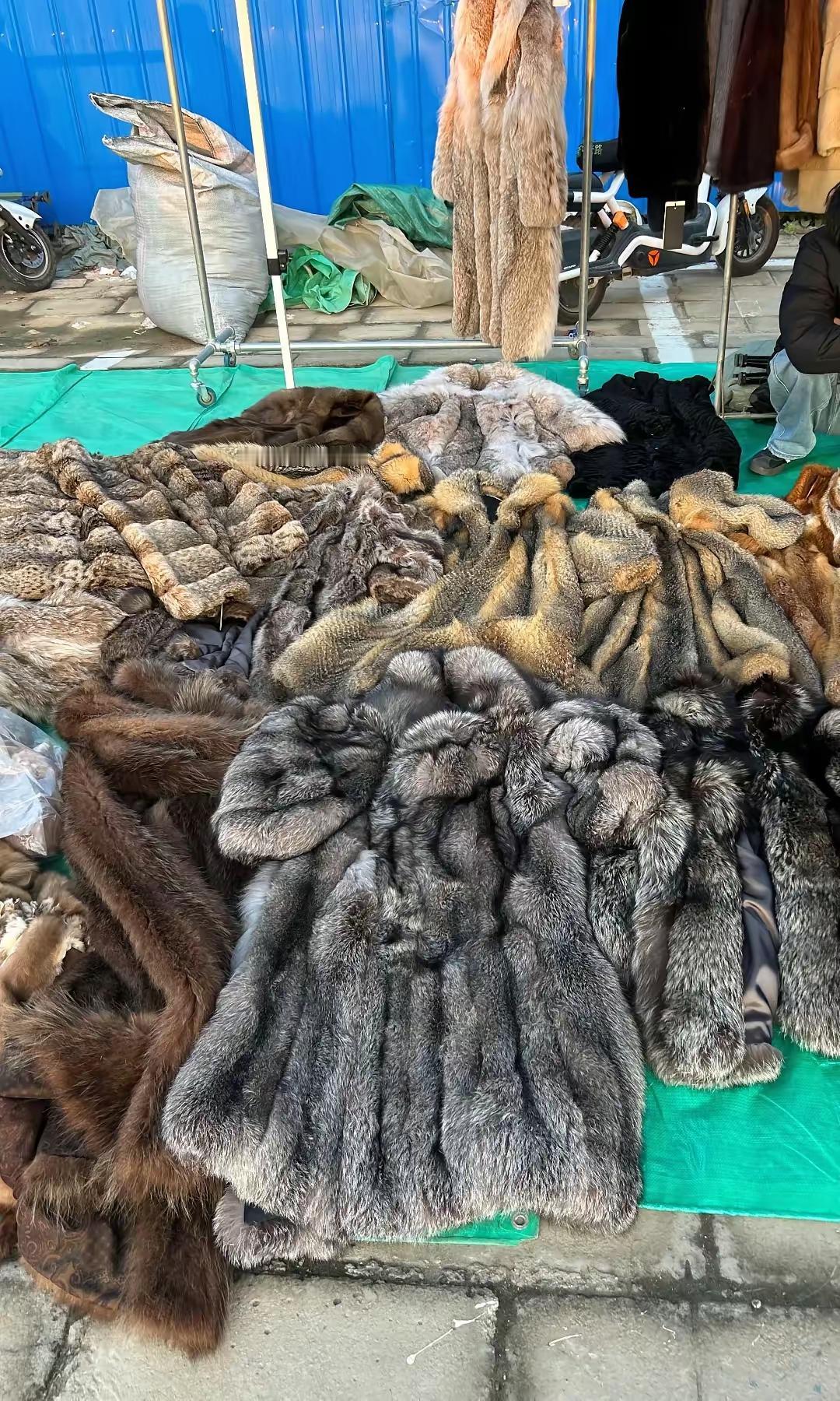 曾经富人的象征？开始摆摊卖了！还是说压根就不是值钱的玩意，以前在商场里大几万的