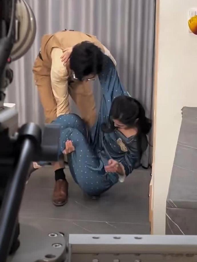 这到底是女演员太重了还是男演员太虚了？​​​