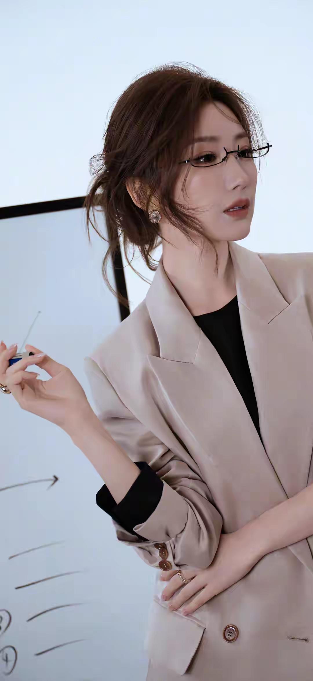 毛晓彤，以西装为铠甲，以热爱为底气✨奶茶色西装勾勒利落身形，黑裙藏着温柔锋芒，