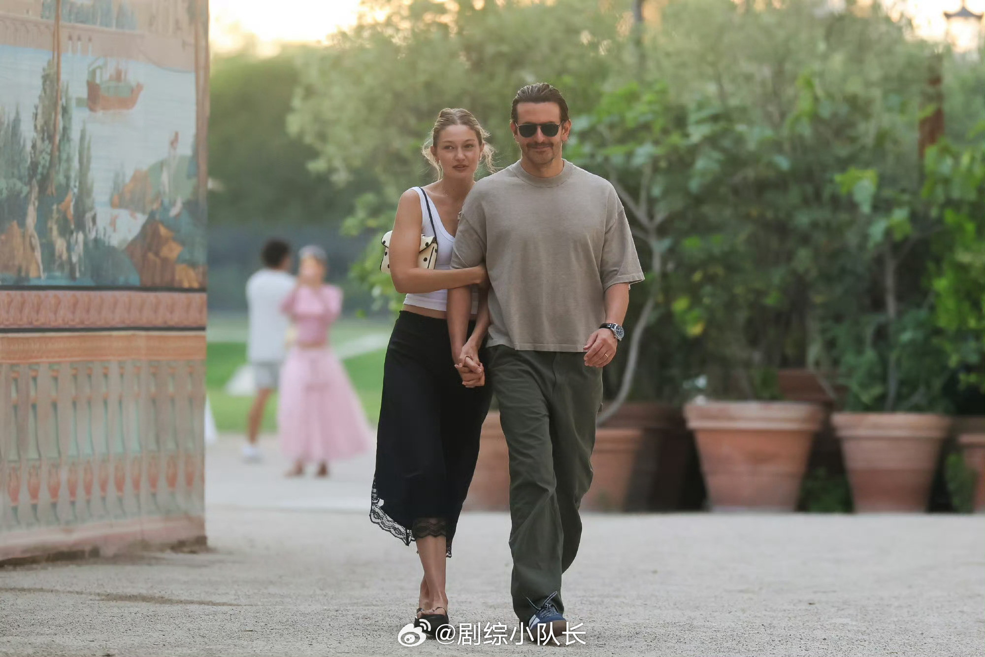 外媒爆料GigiHadid和BradleyCooper疑似完成订婚，二人最新